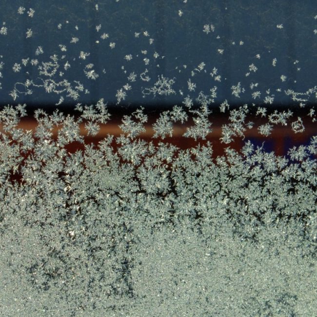 クルマの窓ガラスの霜　　2015.2．3
