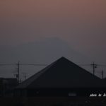 上空天気よくても、うっすらとしか見えない今朝の筑波山　2015.1．17　栃木県小山市