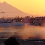 立ち昇る川霧の向こうの今朝の筑波山　2015.2．4　栃木県小山市