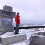 日本国道最高地点2,172mと雪の回廊を歩く　長野・群馬県境渋峠付近　2017.4．27