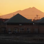 左のすそ野が見える位置にやっと気づいたときの今朝の筑波山　2015.1．13　栃木県小山市
