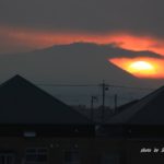 すぐそばから日が昇る今朝の筑波山　2015.2．19　栃木県小山市
