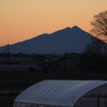 左の稜線が美しいけど新しいハウスがじゃまな今朝の筑波山　2014.12．27　栃木県小山市