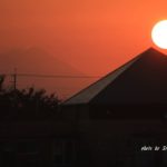 今朝の筑波山と太陽の位置　2014.10．25　栃木県小山市