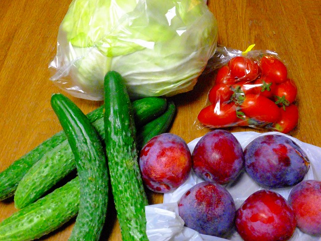 朝市で買ってきた野菜、果物